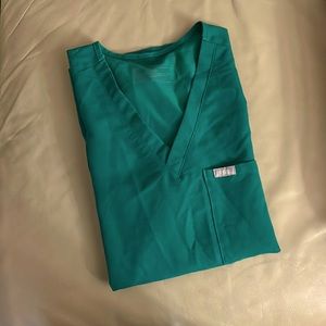 FIGS Catarina One-Pocket Scrub Top in Hunter Green, Size S